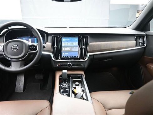 Certified 2025 Volvo V90 B6 Cross Country Plus image 9
