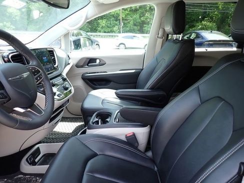 Used 2024 Chrysler Pacifica Touring-L FWD image 10