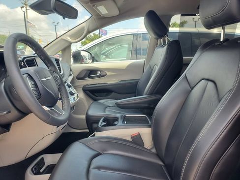 Used 2023 Chrysler Pacifica Touring-L AWD/4WD image 5