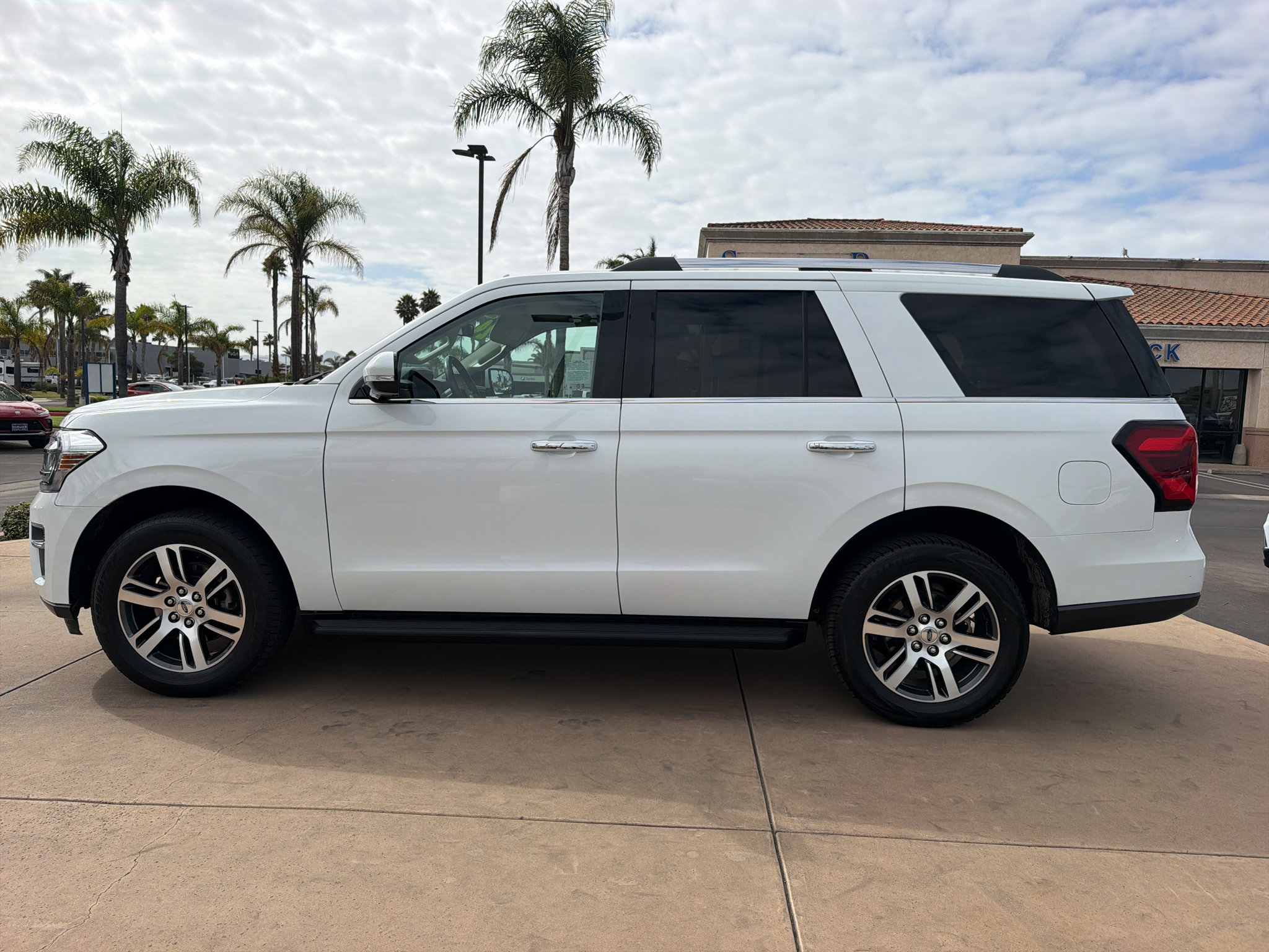 Used 2024 Ford Expedition Limited AWD/4WD image 8