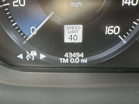 Used 2021 Volvo XC60 T5 Momentum AWD/4WD image 35