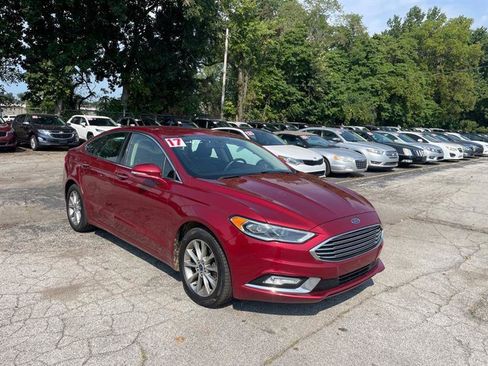 Used 2017 Ford Fusion SE w/ Fusion SE Technology Package FWD image 3