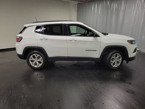 Used 2024 Jeep Compass Latitude AWD/4WD image 9