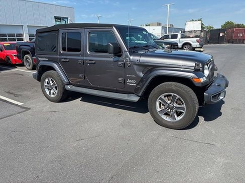 Used 2018 Jeep Wrangler Unlimited Sahara AWD/4WD image 3