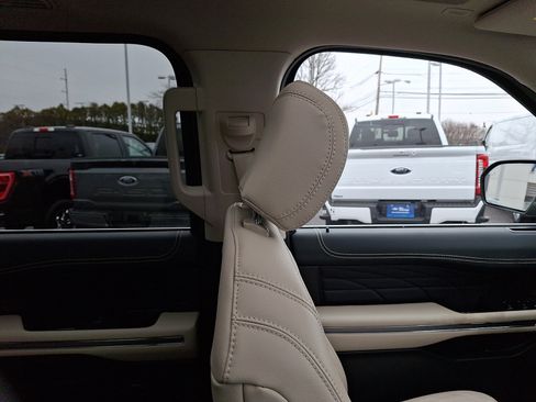 Certified 2024 Ford Expedition Platinum image 12