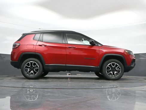 Used 2025 Jeep Compass Trailhawk AWD/4WD image 39