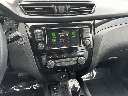 Used 2022 Nissan Rogue Sport SL image 16