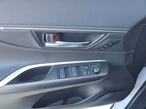 Used 2023 Toyota Venza Limited image 22