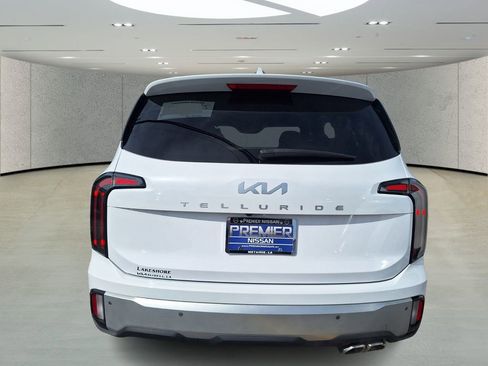 Used 2024 Kia Telluride EX w/ EX Captain's Chair Package image 4