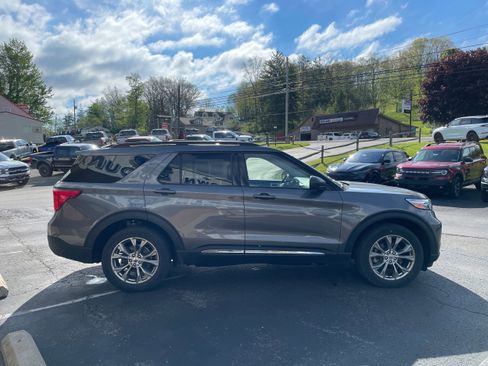 Used 2022 Ford Explorer XLT w/ Equipment Group 202A AWD/4WD image 4