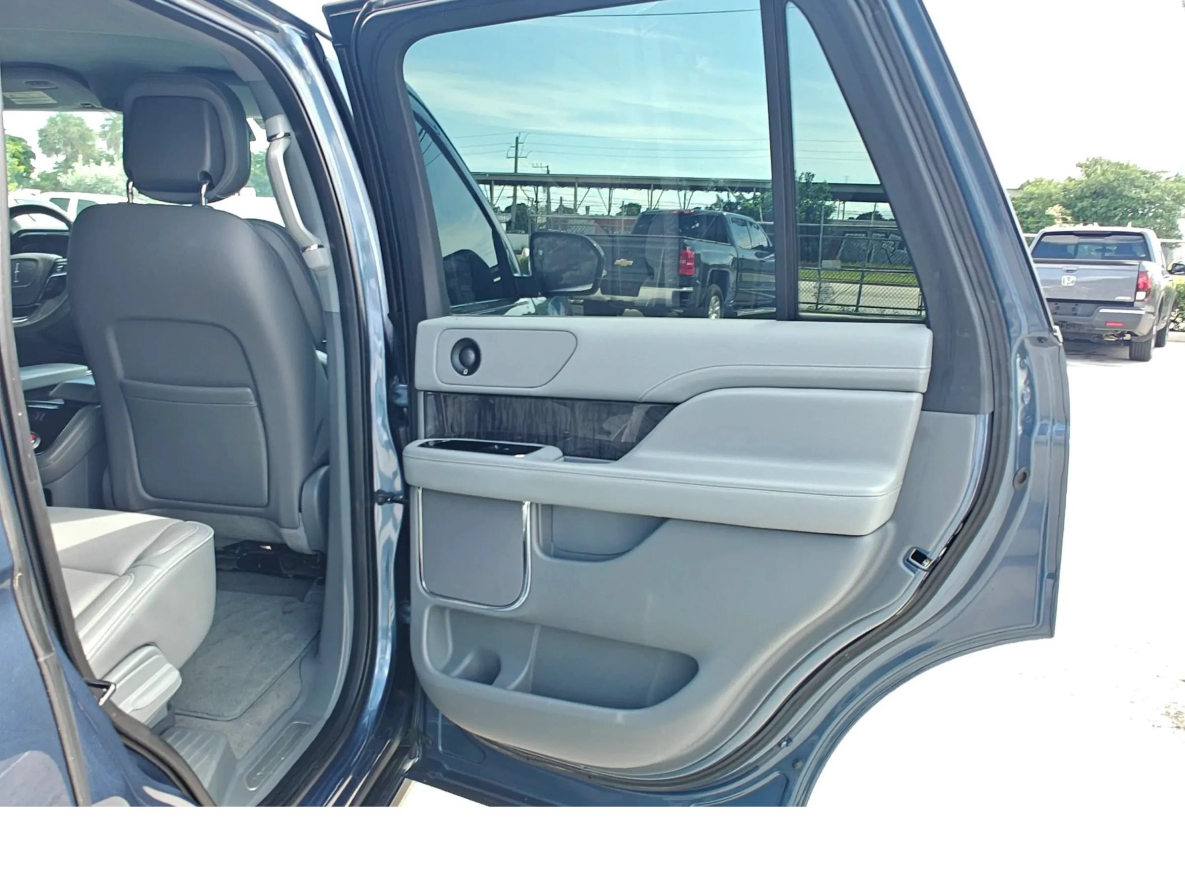 Used 2019 Lincoln Navigator Select RWD image 17