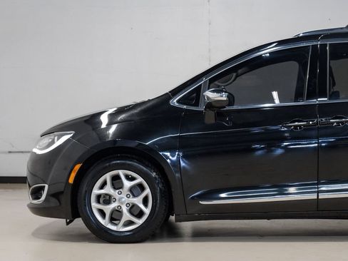 Used 2020 Chrysler Pacifica Limited FWD image 19