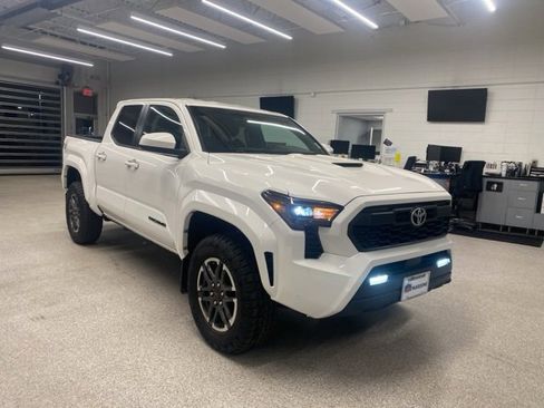 Used 2024 Toyota Tacoma TRD Sport image 3