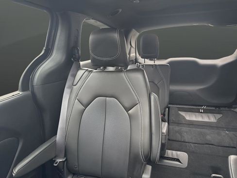 Used 2025 Chrysler Pacifica Select image 21