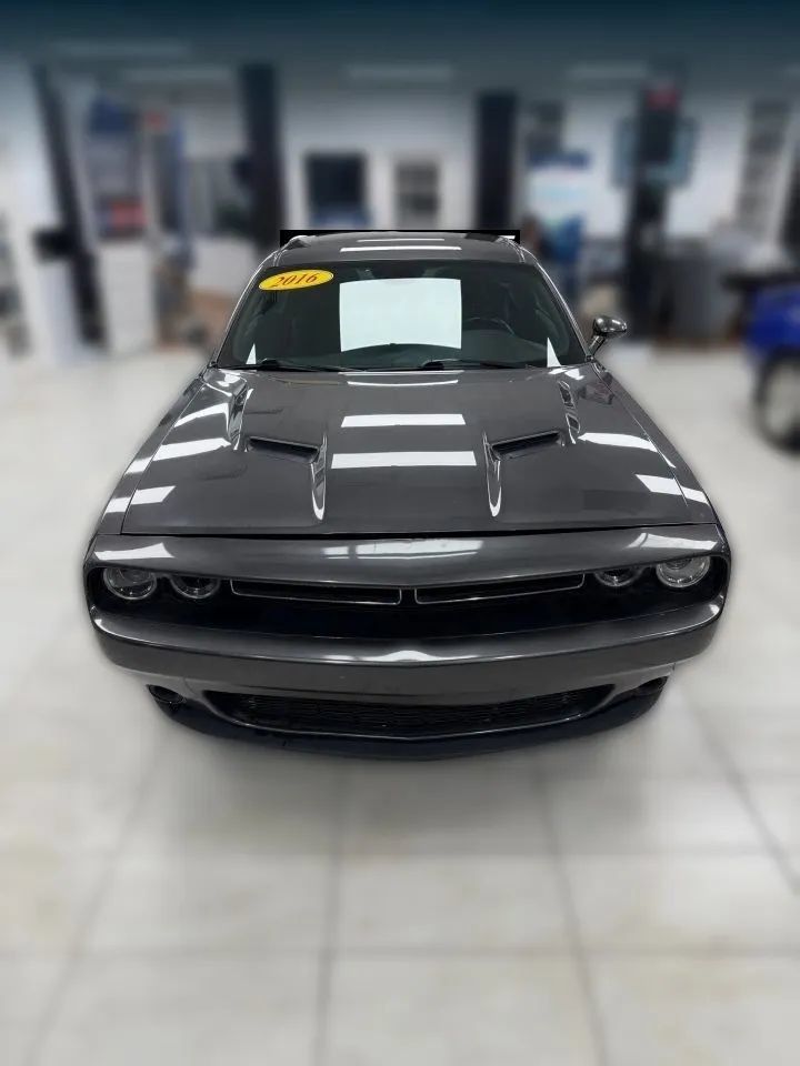 Used 2016 Dodge Challenger SXT RWD image 2