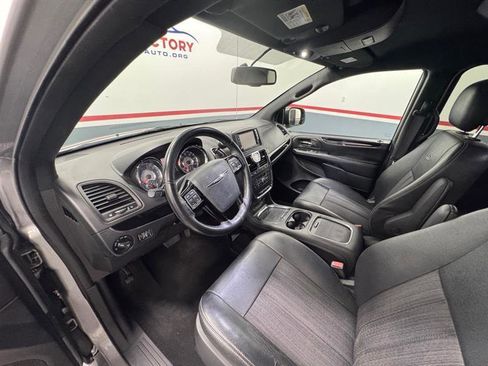 Used 2016 Chrysler Town & Country S w/ Driver Convenience Group FWD image 10