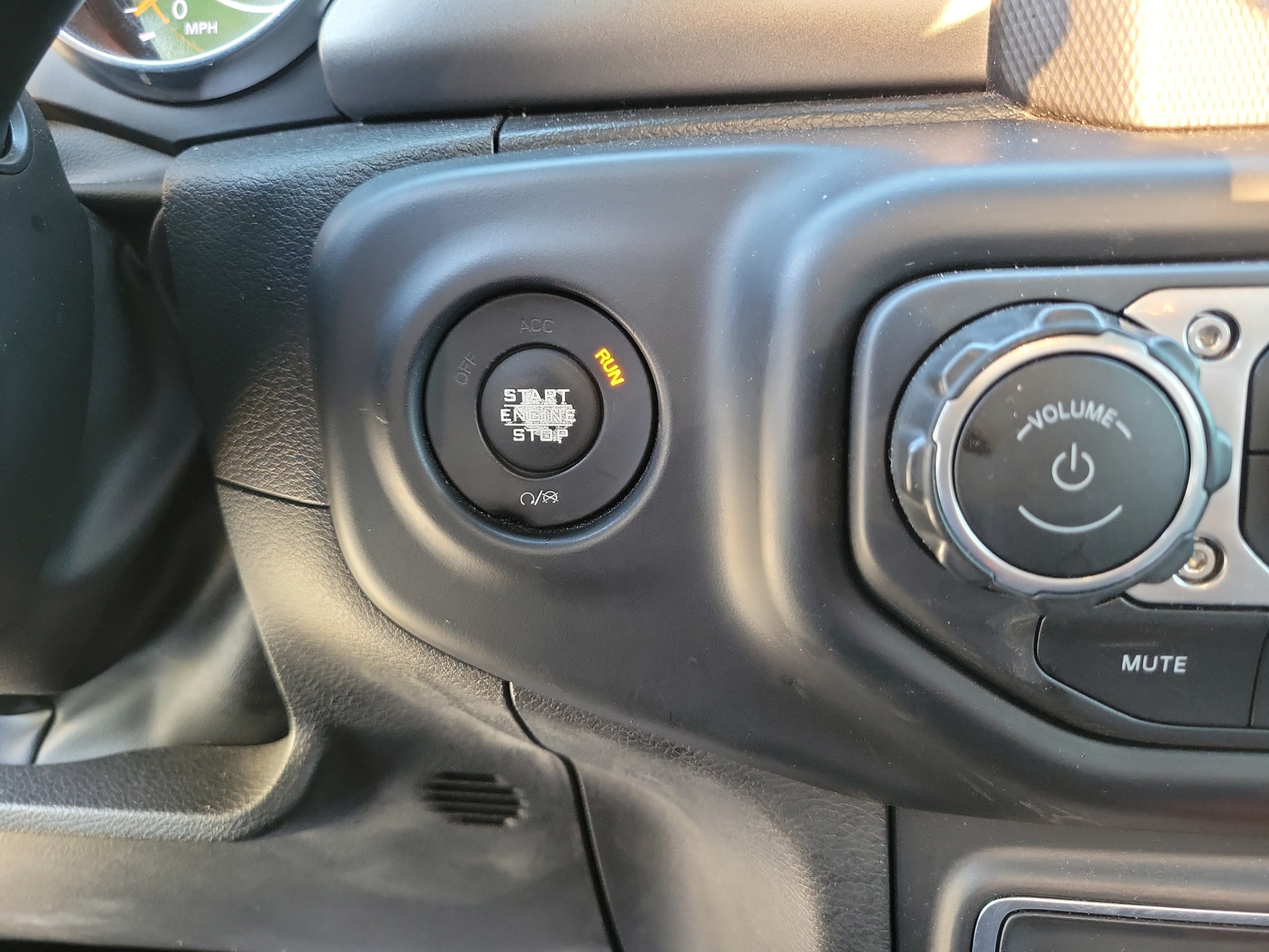 Certified 2023 Jeep Gladiator Sport AWD/4WD image 24