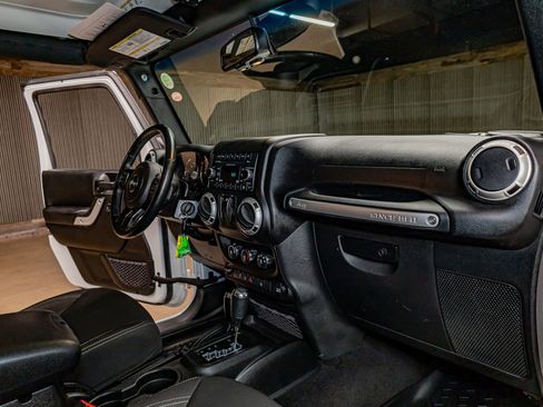 Used 2018 Jeep Wrangler Rubicon w/ Power Convenience Group image 18