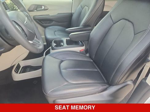 Used 2024 Chrysler Pacifica Touring-L FWD image 15