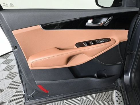 Used 2019 Kia Sorento SX image 24
