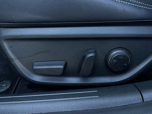 Used 2025 Genesis G70 2.5T image 11