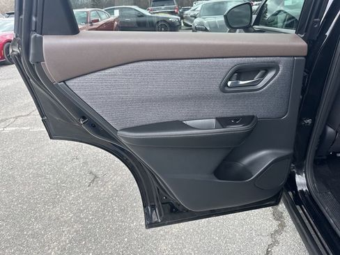 Used 2021 Nissan Rogue SV image 25