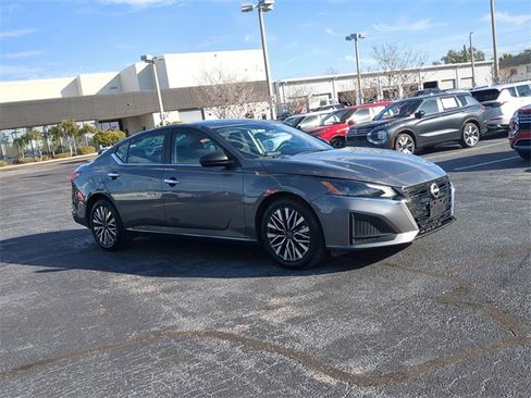 Used 2024 Nissan Altima 2.5 SV image 4