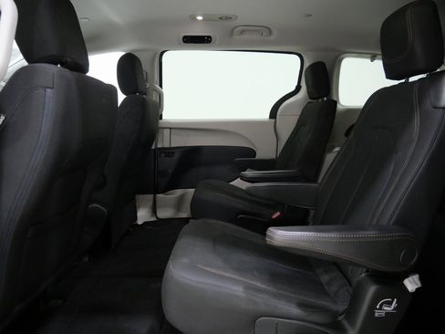 Used 2017 Chrysler Pacifica LX image 21