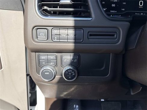 Used 2023 GMC Yukon XL SLT image 32