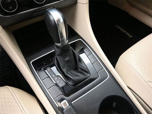 Used 2018 Volkswagen Passat 2.0T image 28