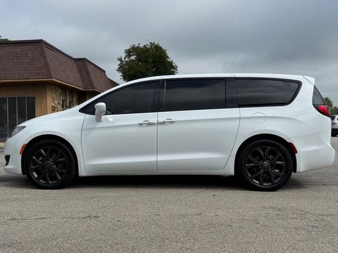 Used 2019 Chrysler Pacifica Touring Plus w/ Advanced Safetytec Group FWD image 2