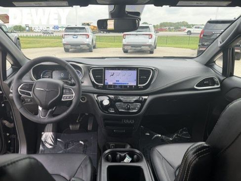 Used 2025 Chrysler Pacifica Select FWD image 29