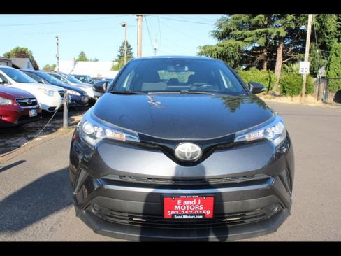 Used 2018 Toyota C-HR XLE FWD image 2
