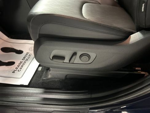 Used 2025 Kia Carnival LXS FWD image 11