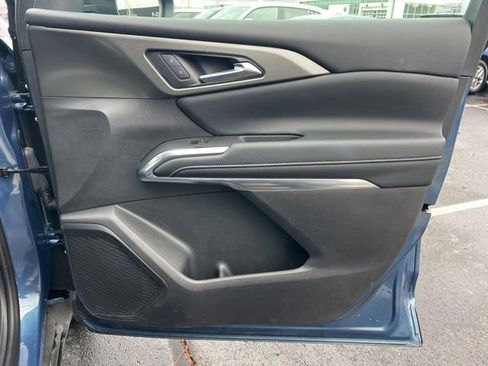 Used 2025 Chevrolet Traverse LT image 36