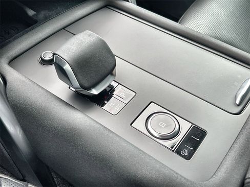 Certified 2025 Land Rover Discovery S image 28