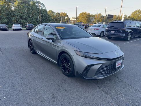Used 2025 Toyota Camry SE w/ Convenience Package AWD/4WD image 4