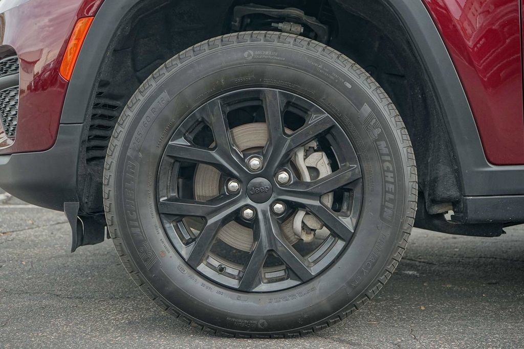 Used 2024 Jeep Grand Cherokee Altitude AWD/4WD image 7