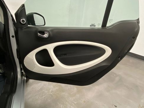 Used 2016 smart fortwo passion image 34