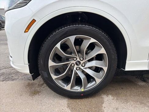 New 2026 Lincoln Aviator AWD image 12