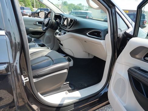 Used 2024 Chrysler Pacifica Touring-L FWD image 29