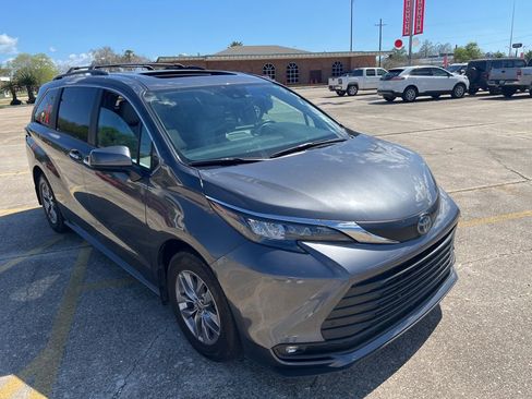 Used 2025 Toyota Sienna XLE image 2