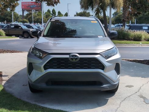 Used 2021 Toyota RAV4 LE AWD/4WD image 3