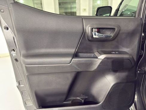 Used 2019 Toyota Tacoma TRD Sport AWD/4WD image 16