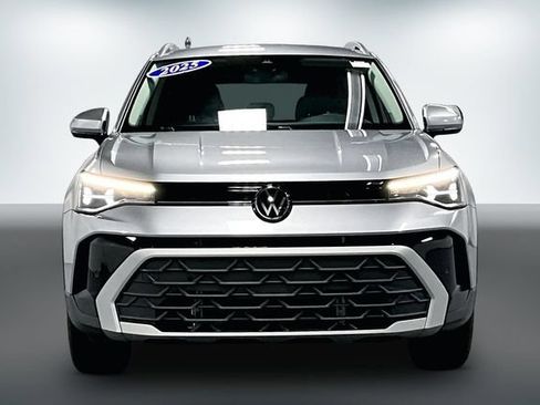Used 2025 Volkswagen Taos SE AWD/4WD image 2