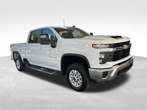 Used 2024 Chevrolet Silverado 2500 LT image 2