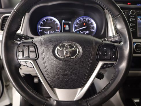 Used 2019 Toyota Highlander XLE image 3
