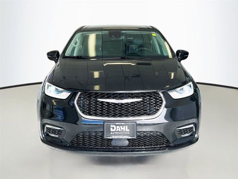 Used 2024 Chrysler Pacifica Touring-L image 3