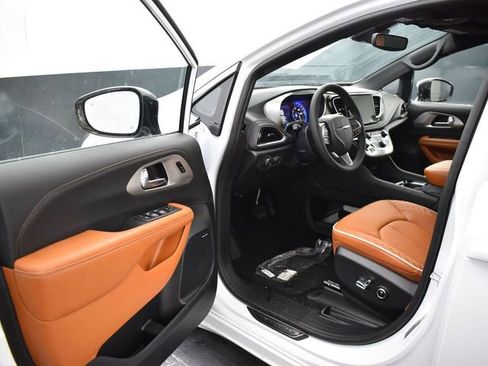 New 2026 Chrysler Pacifica Pinnacle w/ Trailer Tow Group image 12