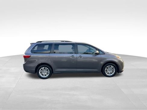 Used 2015 Toyota Sienna XLE image 6